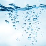 Klares Wasser mit Luftblasen