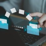 Digitale Dateiübertragung auf einem Laptop mit Ordnern und Dokumenten